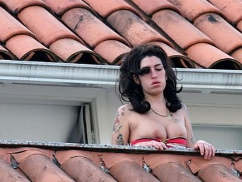 Amy winehouse shows off new boobs.